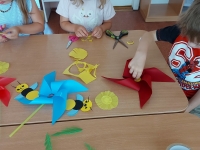 Kūrybinės - meninės raiškos paroda ,,Mes kuriame vasaros paveikslus"