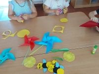 Kūrybinės - meninės raiškos paroda ,,Mes kuriame vasaros paveikslus"