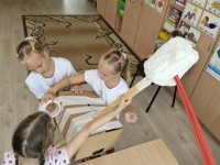 Jau gandrų lagaminai pilni debesų
