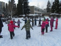 Net ir žiemą nebaisu – mes sportuojame kartu! O mums padeda mokytojas Tadas ir „pingvinai“.