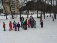 Net ir žiemą nebaisu – mes sportuojame kartu! O mums padeda mokytojas Tadas ir „pingvinai“.