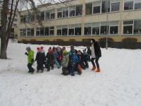 Net ir žiemą nebaisu – mes sportuojame kartu! O mums padeda mokytojas Tadas ir „pingvinai“.