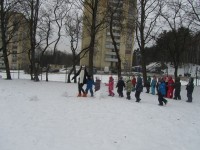 Net ir žiemą nebaisu – mes sportuojame kartu! O mums padeda mokytojas Tadas ir „pingvinai“.