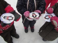 Net ir žiemą nebaisu – mes sportuojame kartu! O mums padeda mokytojas Tadas ir „pingvinai“.
