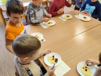 Virė, virė košę „Šermukšnėlės“ vaikai atsilošę!