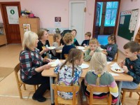 Virė, virė košę „Šermukšnėlės“ vaikai atsilošę!