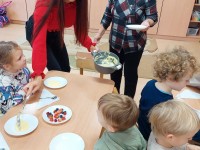 Virė, virė košę „Šermukšnėlės“ vaikai atsilošę!