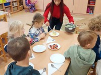 Virė, virė košę „Šermukšnėlės“ vaikai atsilošę!