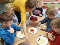 Virė, virė košę „Šermukšnėlės“ vaikai atsilošę!