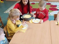 Virė, virė košę „Šermukšnėlės“ vaikai atsilošę!